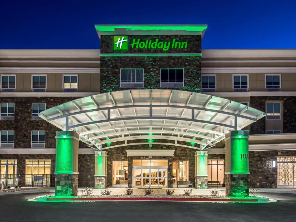 休斯顿Holiday Inn & Suites Houston NW - Willowbrook, an IHG Hotel的夜间在大楼前的酒店