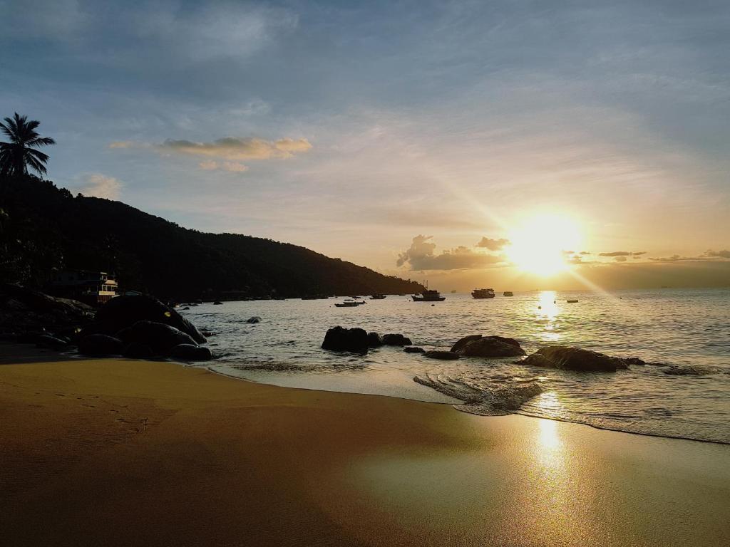 阿拉夏奇巴海滩Araçatiba Flat的海滩上的日落和日落