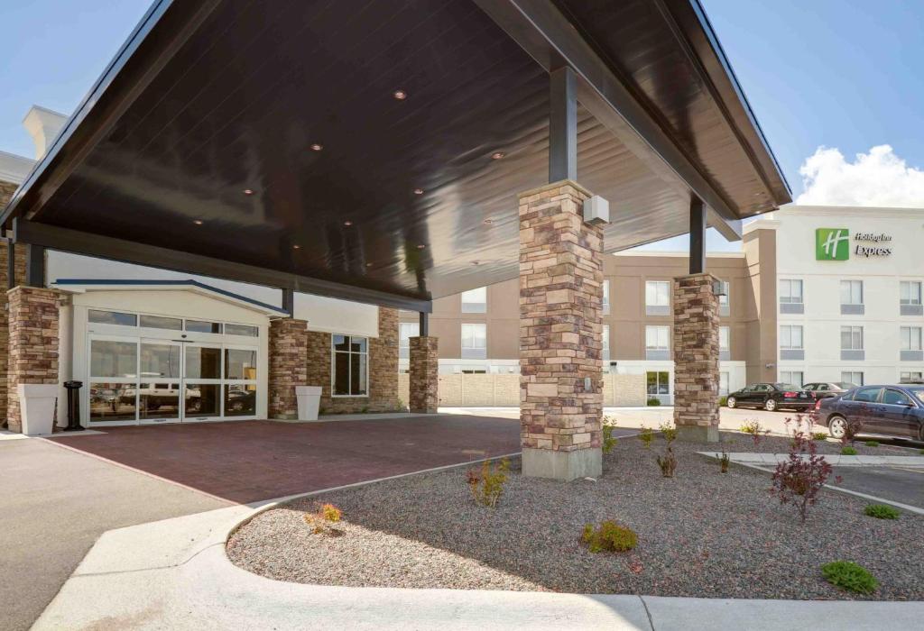 北普拉特Holiday Inn Express & Suites North Platte, an IHG Hotel的享有带停车场的大楼正面景色