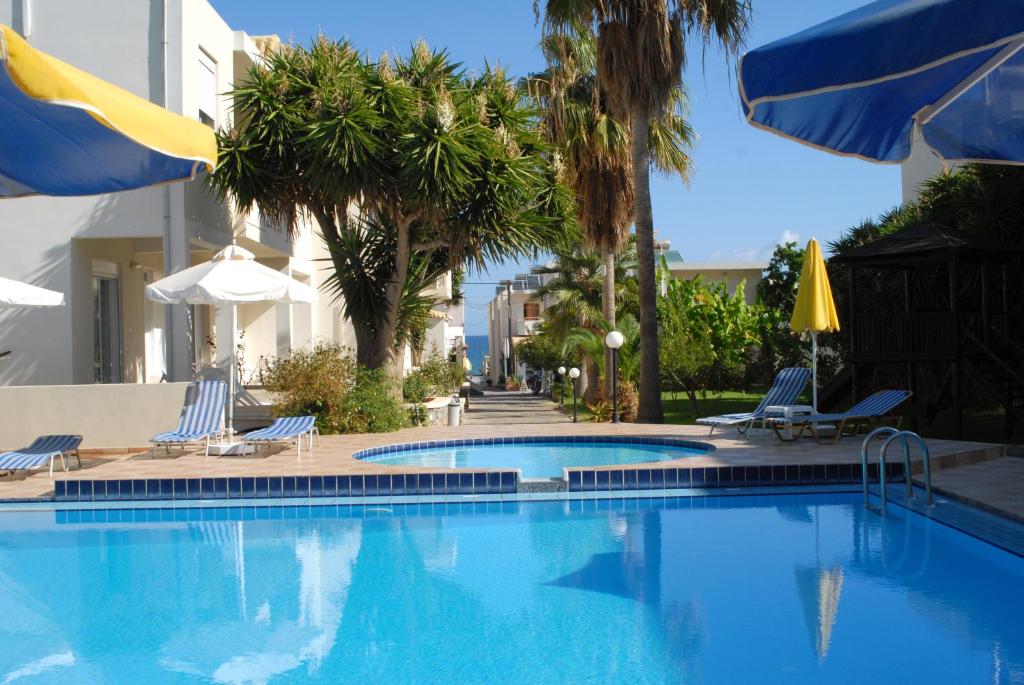 斯塔罗斯艾薇利昂酒店的一个带椅子和遮阳伞的大型游泳池