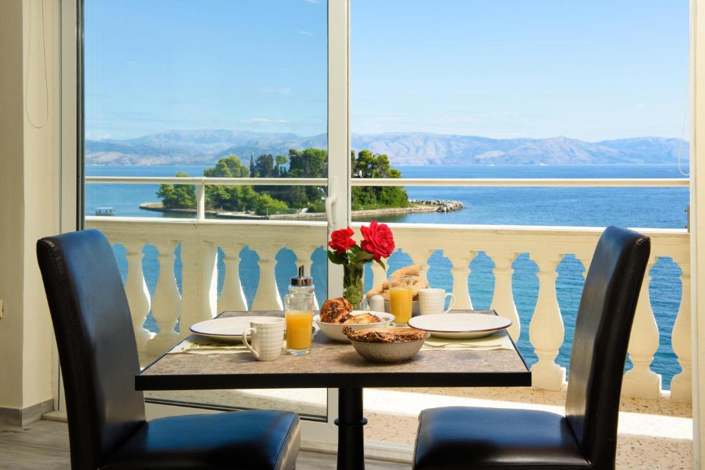 帕拉马Pontikonisi Hotel & Suites的一张带食物的桌子,享有海景