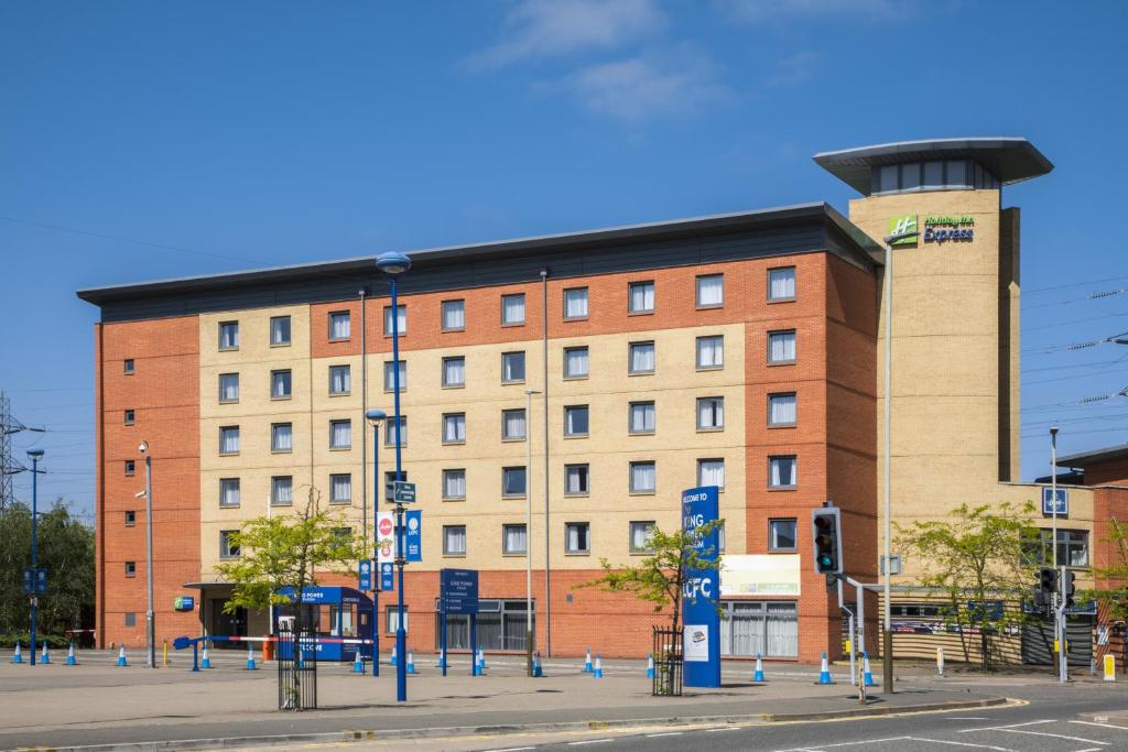 莱斯特Holiday Inn Express Leicester City, an IHG Hotel的街道拐角处的一块大砖砌建筑