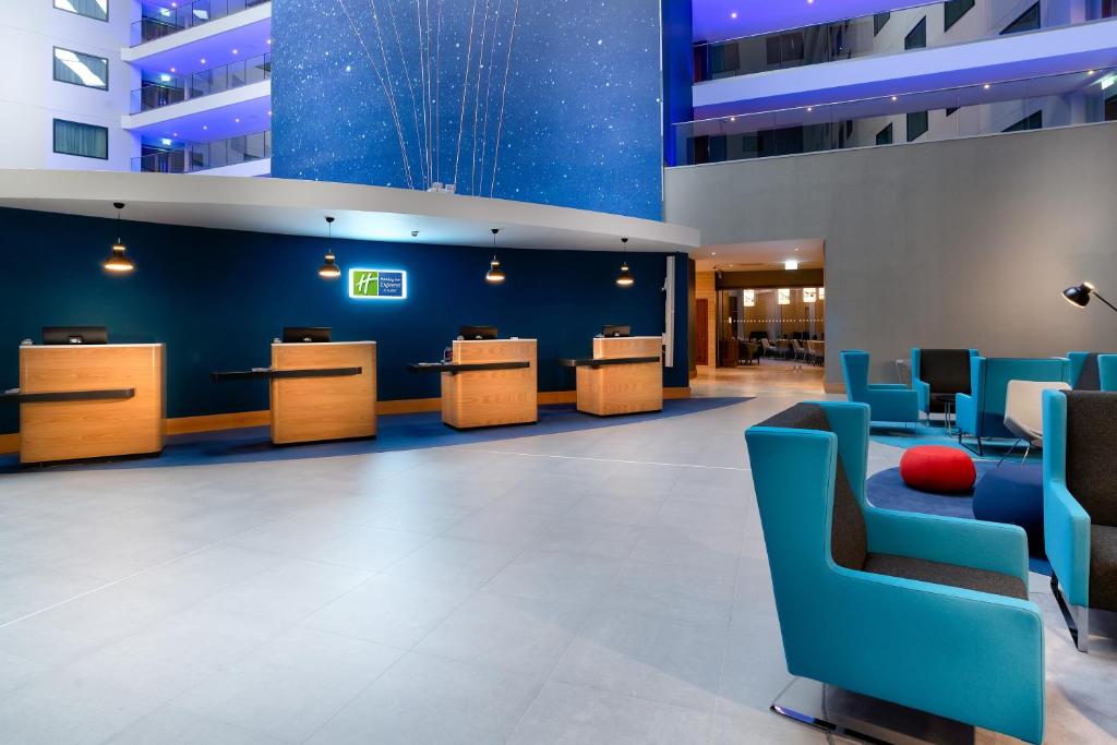 希灵登智选假日酒店 - 伦敦希思罗机场第四航站楼店的医院的大厅,里面设有蓝色的墙壁和椅子