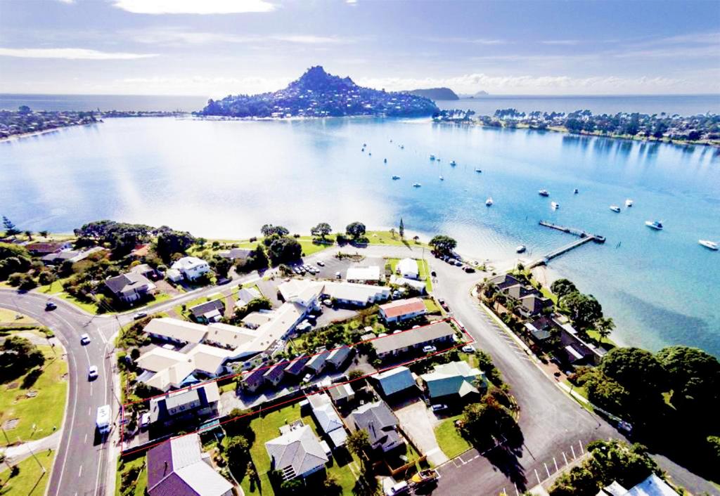 泰鲁阿泰鲁阿海岸汽车旅馆的海港的空中景色,水中有船只