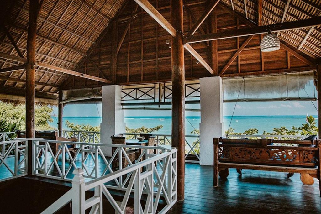 蓝梦岛Kainalu Beach House的客房设有带长凳和海洋的阳台。