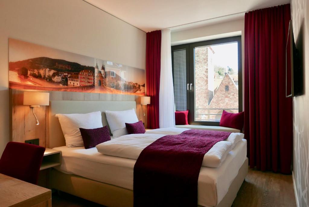 海德堡Rafaela Hotel Heidelberg的一间卧室设有一张大床和一个窗户。
