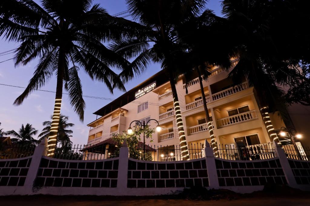 巴加Amara Grand Baga的一座棕榈树建筑