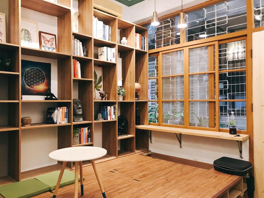 台南醒覺旅人-訂房後需聯繫轉帳的一个带木架、桌子和凳子的图书馆