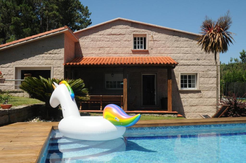 格罗韦Villa Cuesta的房屋前的游泳池,有充气天鹅