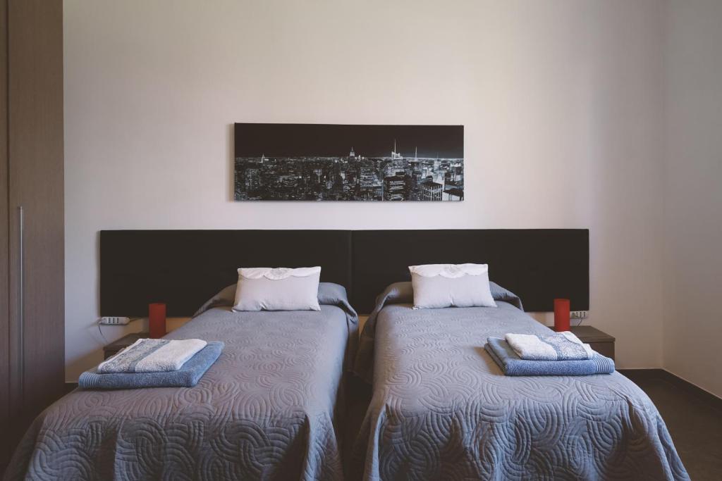 克雷亚佐格里奥尔米住宿加早餐旅馆的两张睡床彼此相邻,位于一个房间里