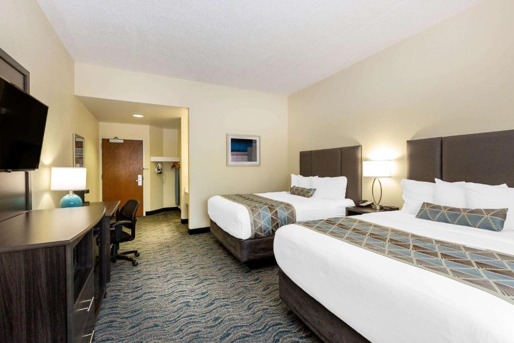 德梅因德梅因机场贝蒙特旅馆套房酒店的酒店客房设有两张床和一台平面电视。