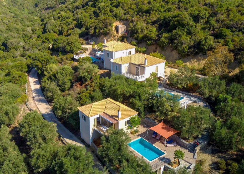 吉亚洛瓦Kosyforema Villas的享有带游泳池的房屋的空中景致
