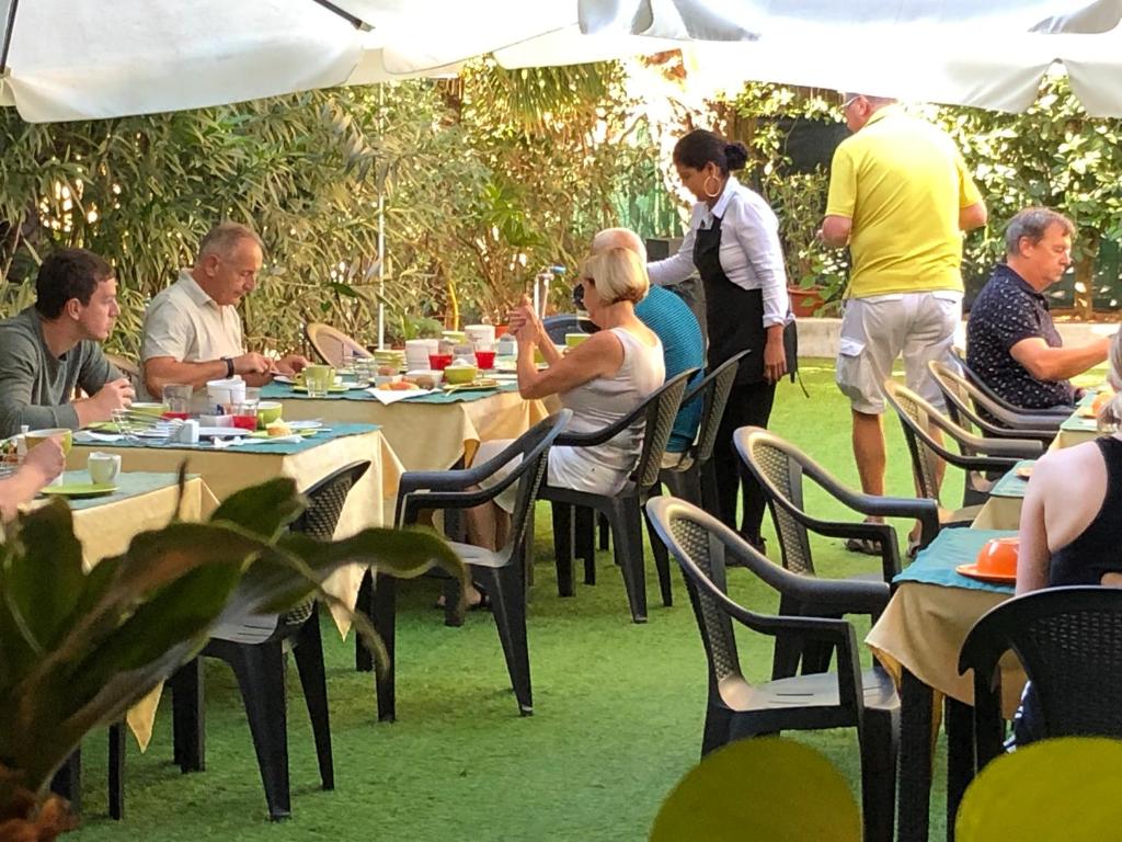 加尔达湖滨里吉纳别墅酒店的一群坐在桌子下的人
