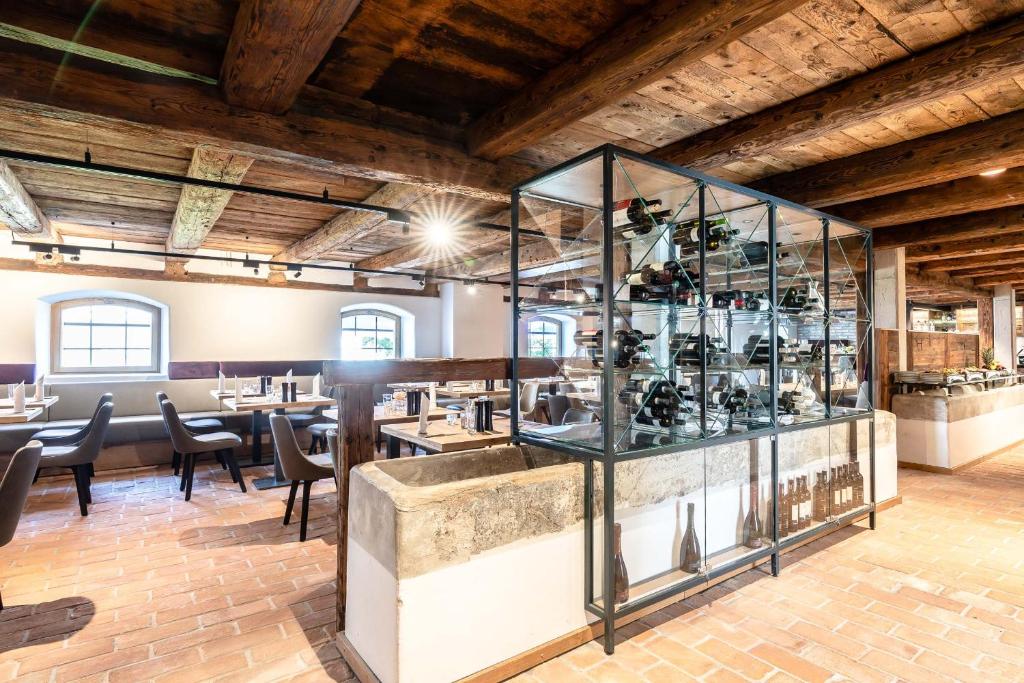 上巴伐利亚魏尔海姆Pöltnerhof的餐厅设有酒吧和桌椅