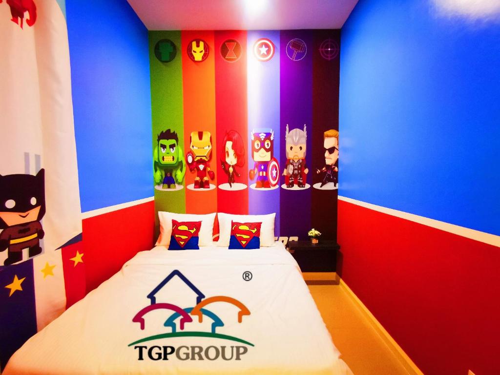 努沙再也Legoland D'PRISTINE Apartment By TGP的一间卧室配有玩具组合床和色彩缤纷的墙壁