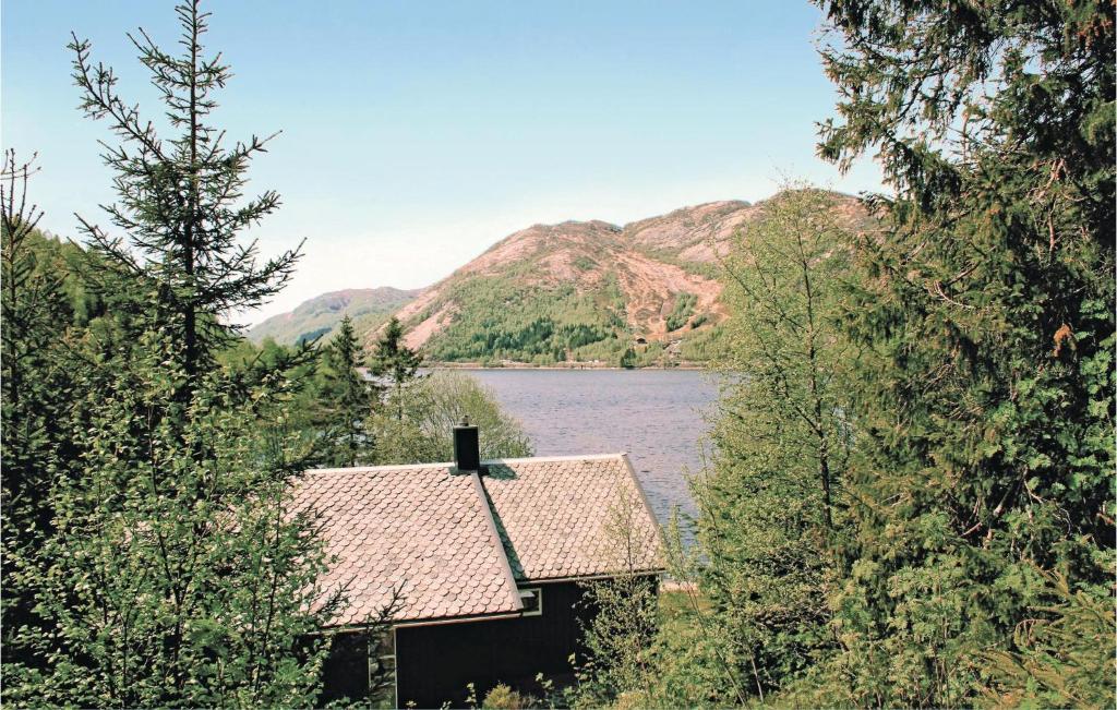 Bjørnestad托斯塔德欧森度假屋的湖中一座古老的房子