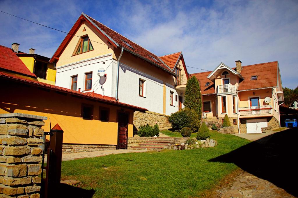 Dravce德拉夫斯度假屋的一座大型白色房屋,设有红色屋顶