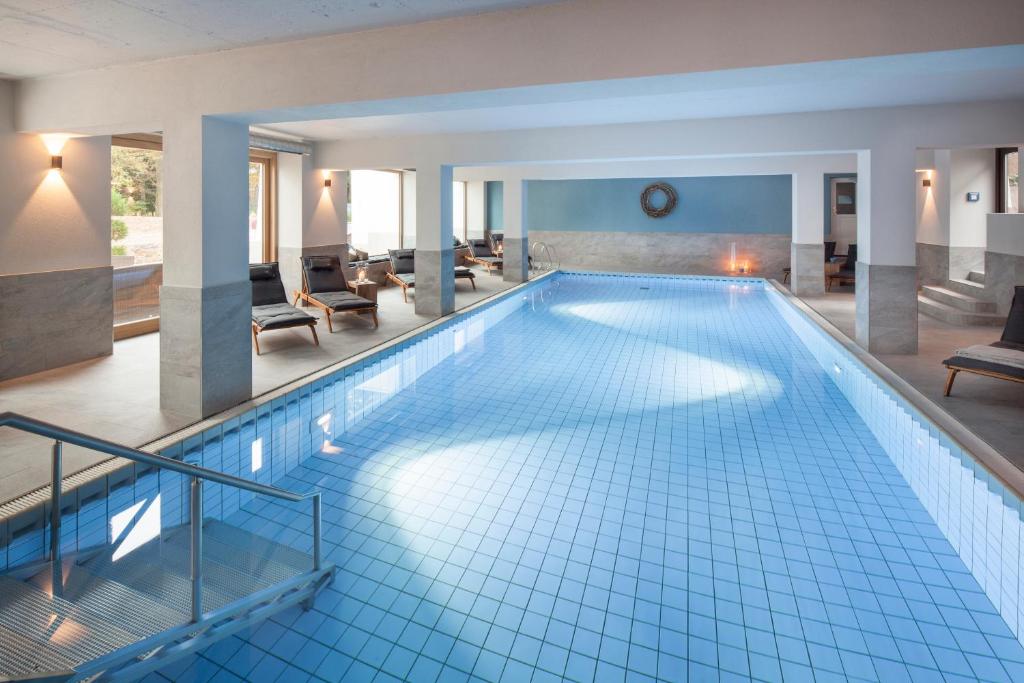 梅特拉赫Buchnas Landhotel Saarschleife的在酒店房间的一个大型游泳池