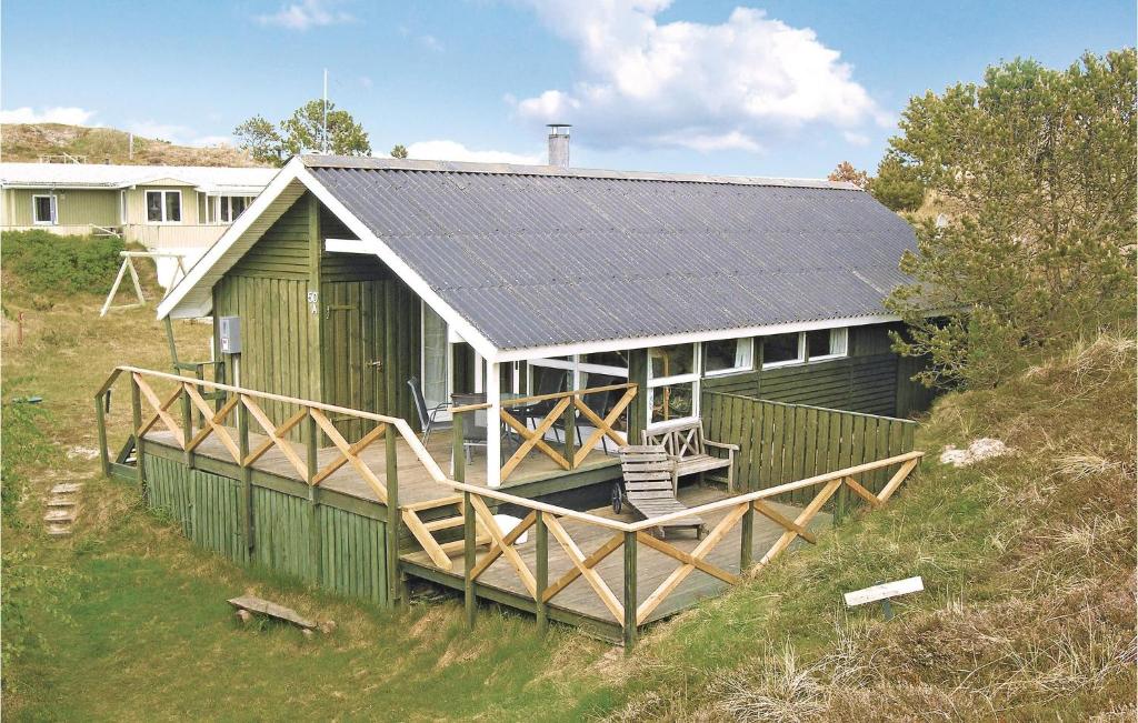 凡岛Tziki的山上有太阳能屋顶的房子