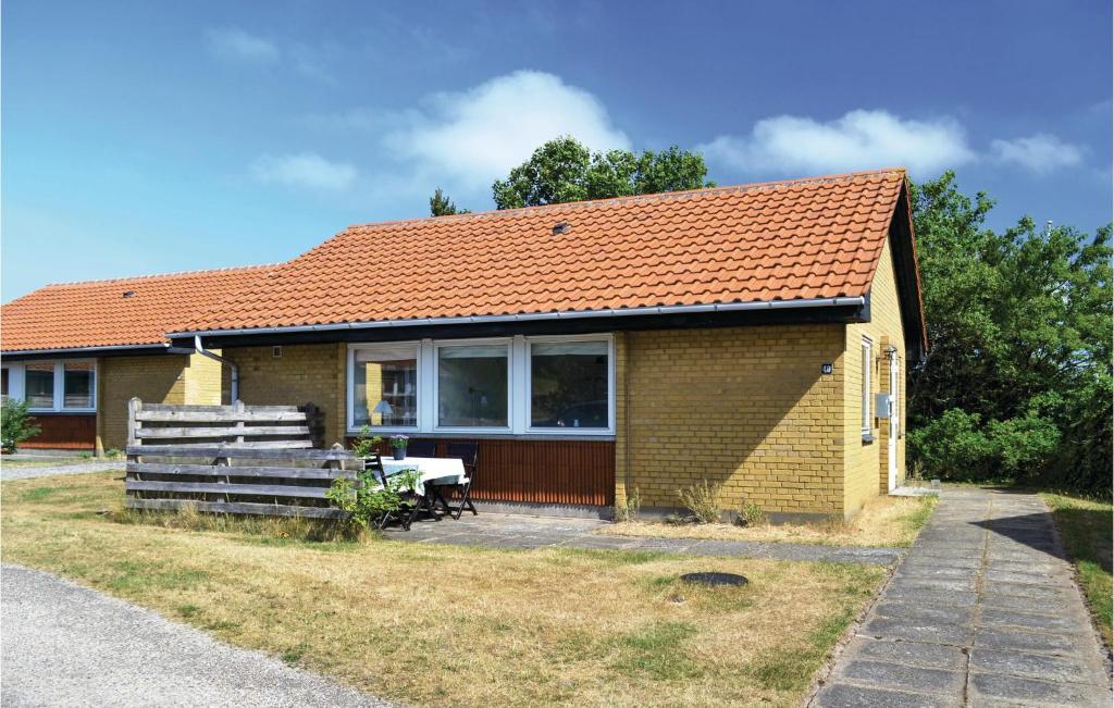 NymindegabBeautiful Home In Nrre Nebel With Wifi的一座黄色的小房子,有橙色的屋顶