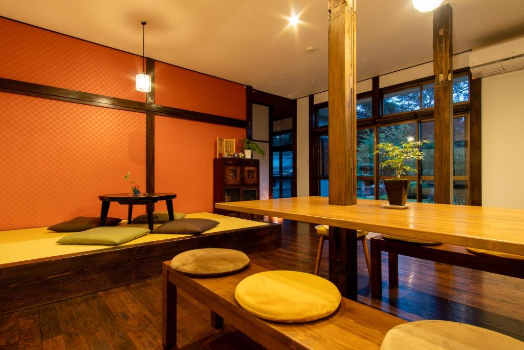 富士河口湖道草屋旅舎的一间房间,配有桌子和长凳