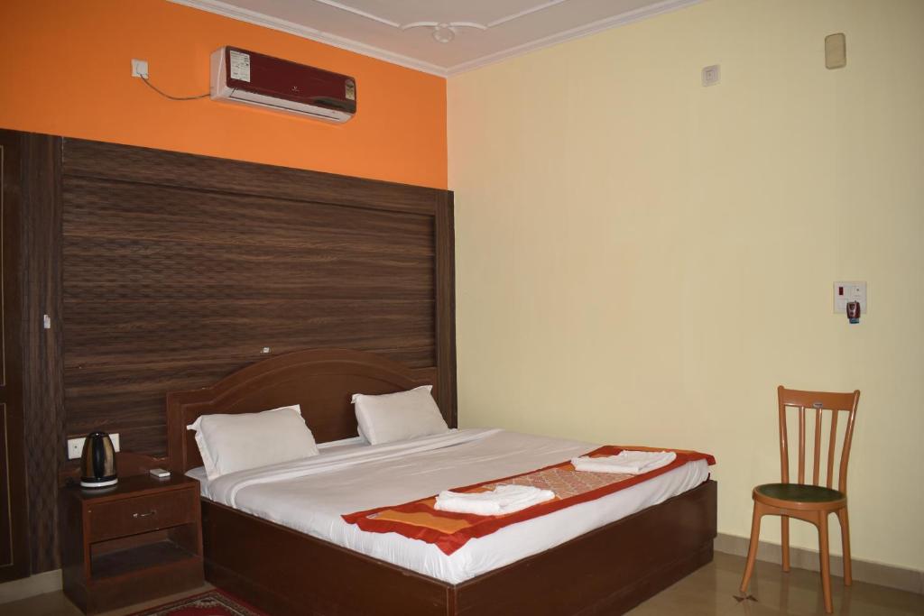 菩提伽耶Sakura House的一间卧室配有一张橙色墙壁的床