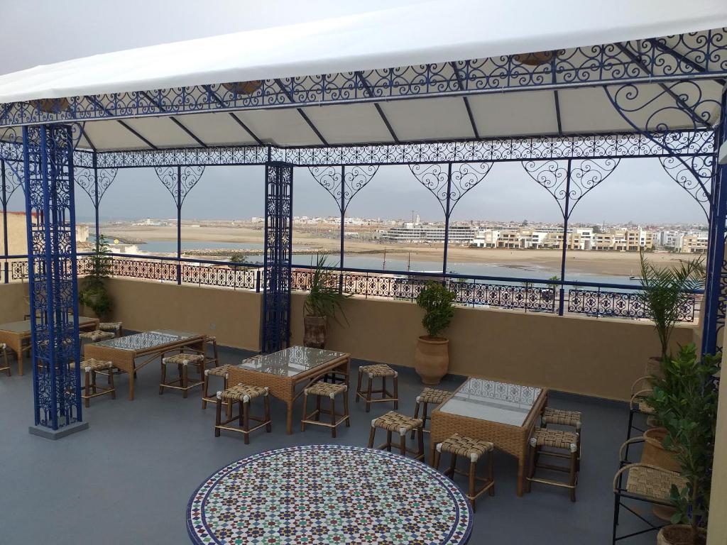 拉巴特dar wassim el ghali的阳台配有桌椅,享有机场的景致。