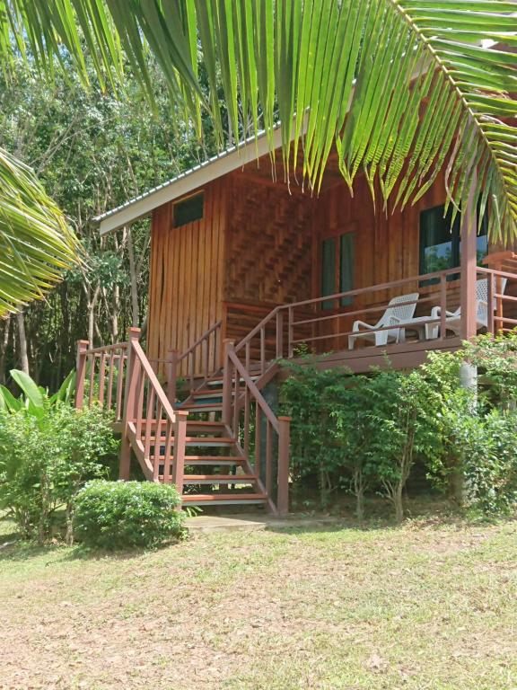 高兰Lanta Para hut的一座木房子,设有通往房子的楼梯