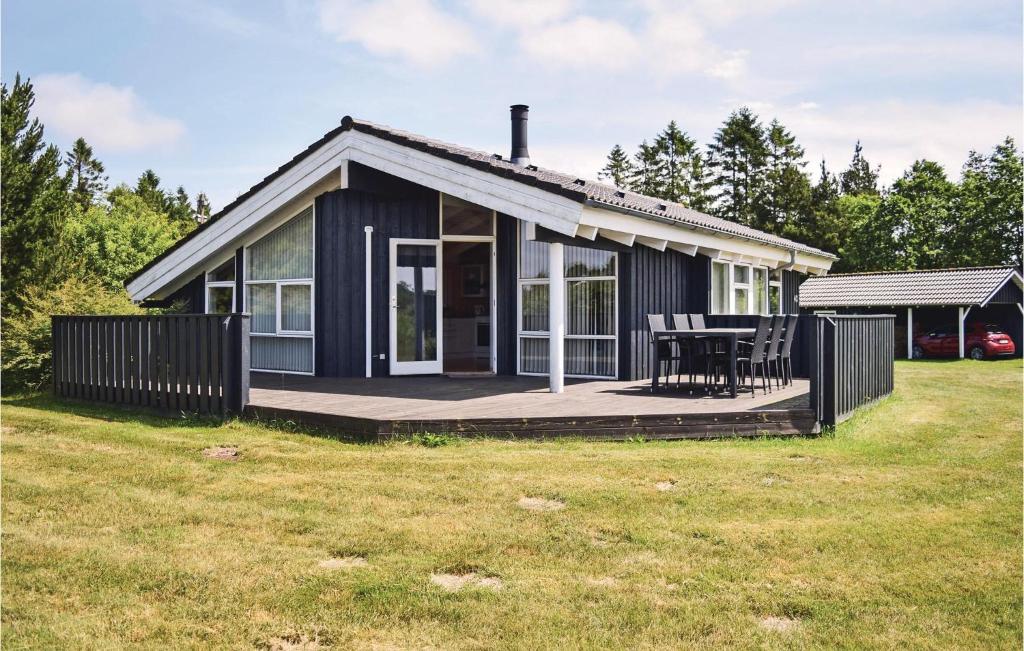 Krejbjerg3 Bedroom Gorgeous Home In Ejstrupholm的黑色小屋 - 带甲板和桌子