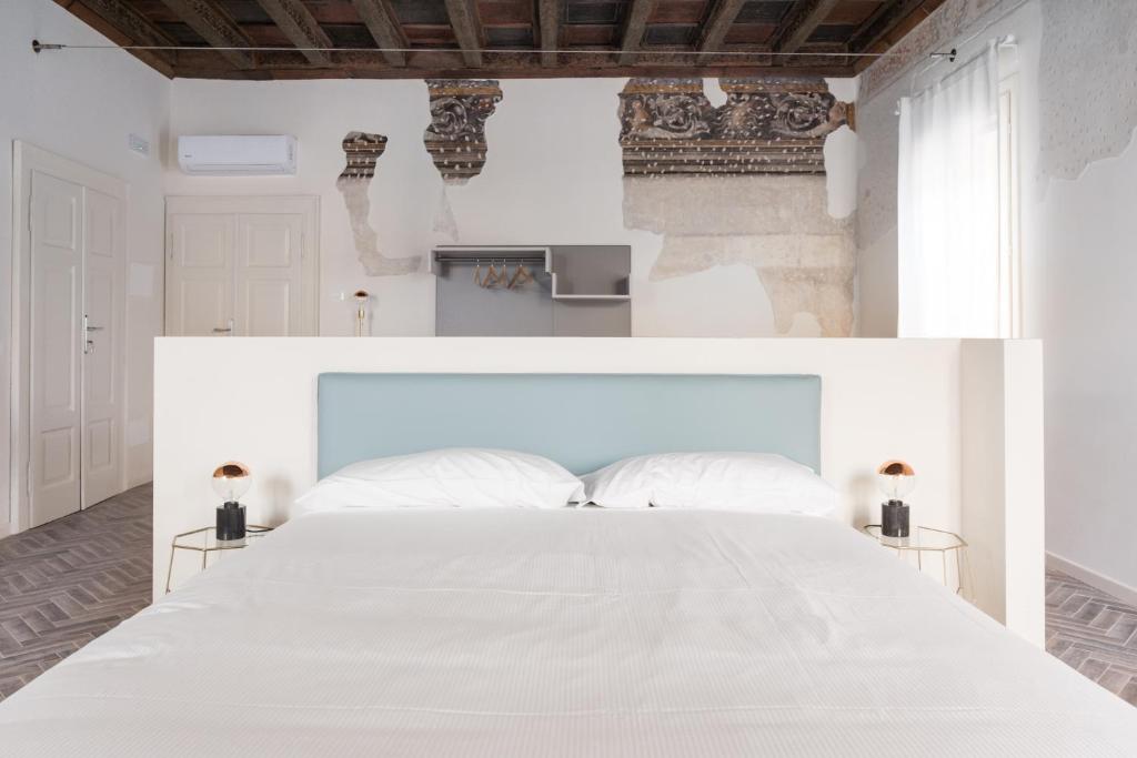 曼托瓦Residenza Giulio Romano的白色卧室设有一张白色大床