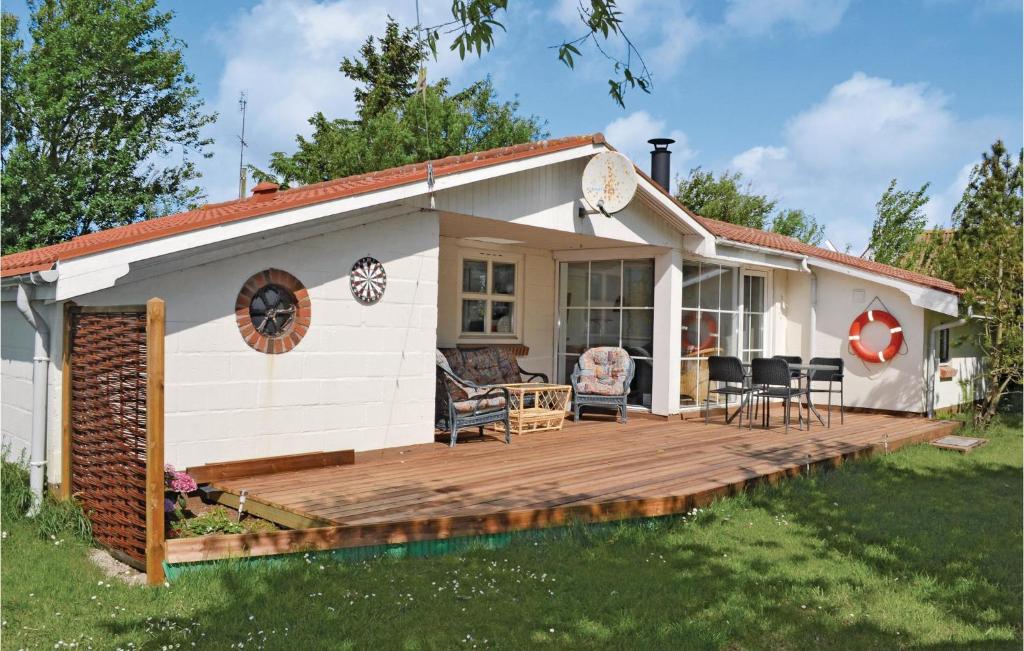 Mandø ByBeautiful Home In Ribe With Wifi的白色的小小屋设有木制甲板