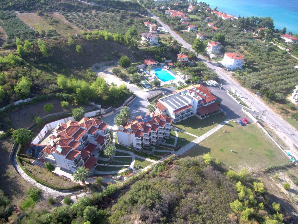 波利克罗诺迪基宫殿酒店的享有带游泳池的度假村的空中景致
