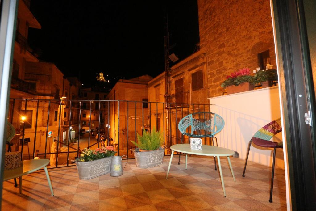 蒙雷亚莱Torre's Camere & caffè的阳台配有桌椅和围栏