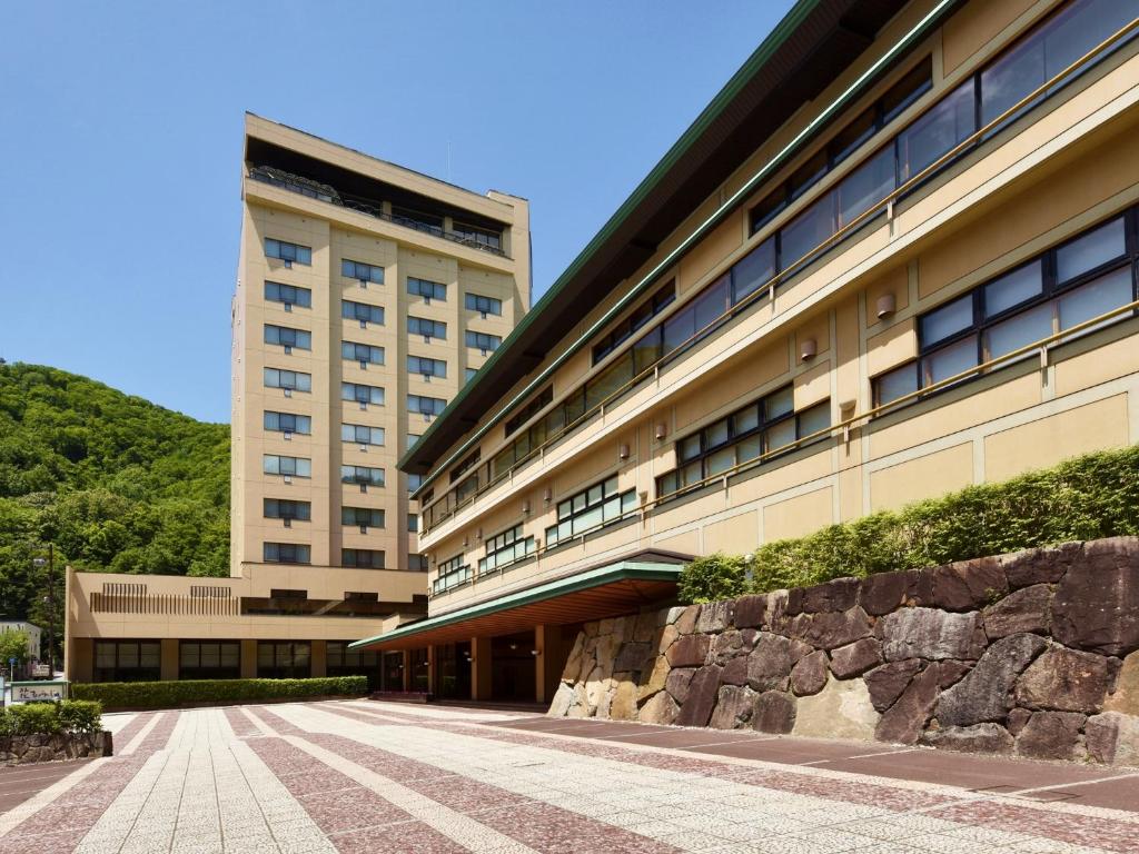 Jozankei哈娜末米吉日式旅馆的前面有石墙的大建筑