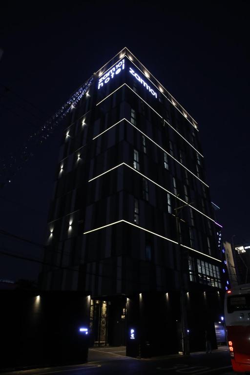 釜山Zam 101的一座晚上有灯的建筑