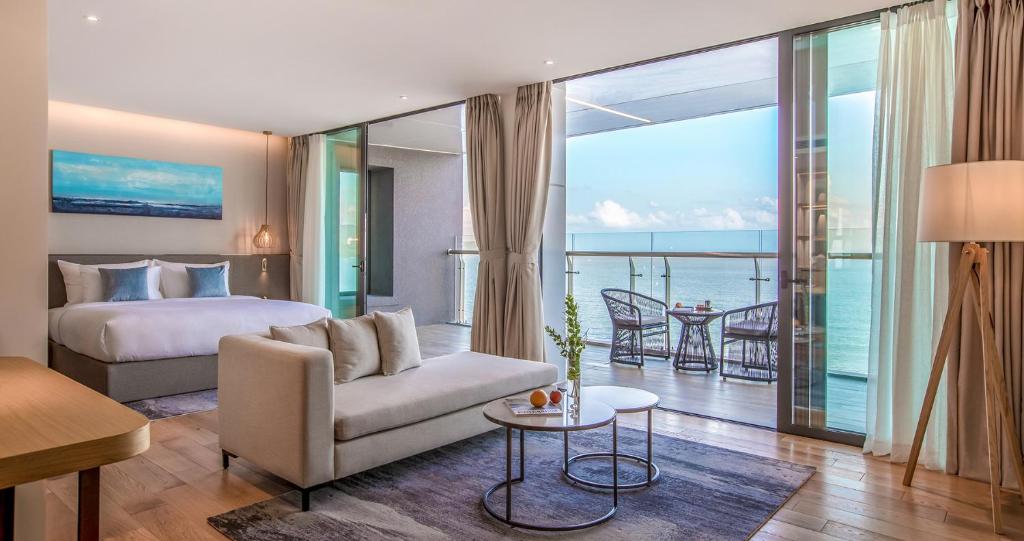 岘港Sel de Mer Hotel & Suites的一间卧室设有一张床和一间客厅。