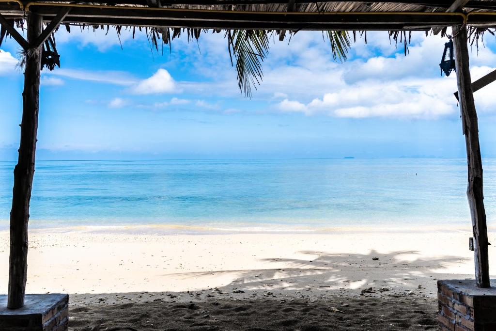 高兰Isara Lanta Beach Resort的海滩景度假屋