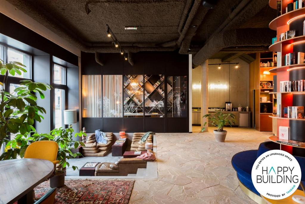 安特卫普YUST Antwerp的一间客厅,客厅配有沙发和椅子