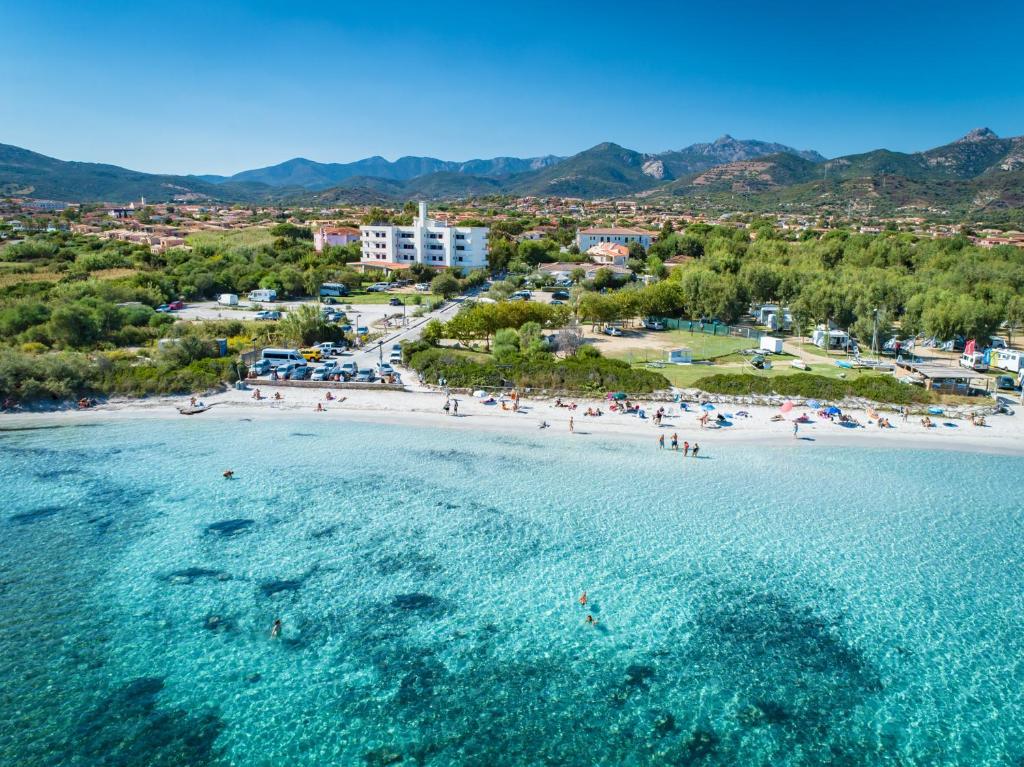 圣特奥多罗昂达玛莉娜酒店的和水中的人一起欣赏海滩的空中景色