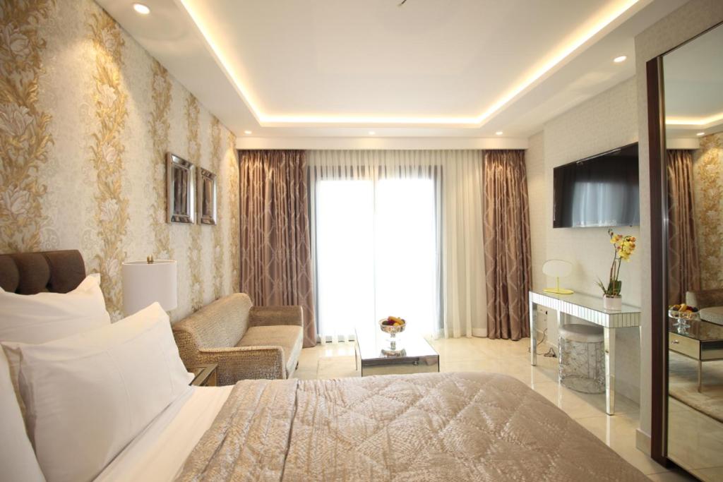 阿克拉APARTMENTS GH - Accra - Airport Residential Area - Mirage Residence的一间卧室设有一张床和一间客厅。