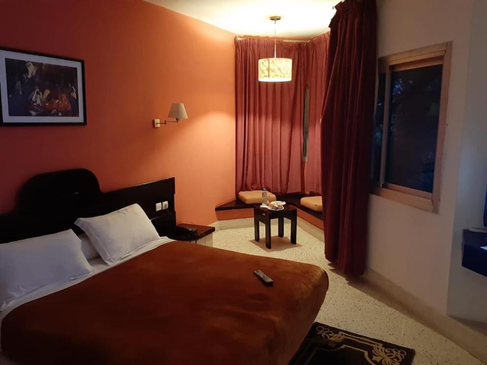 海尼夫拉HOTEL CONTINENTAL Khénifra的酒店客房设有床和窗户。