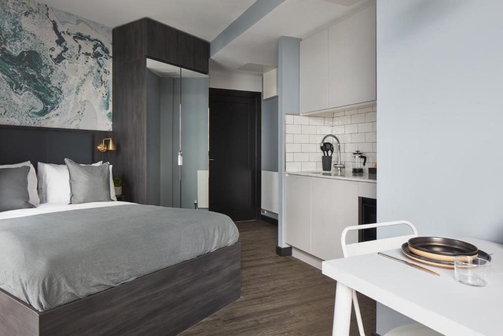 伦敦ARK Canary Wharf的酒店客房带一张床和一个厨房