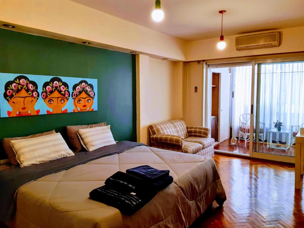 布宜诺斯艾利斯Viva San Martín, Apartamento Luminoso的一间卧室设有一张床和绿色的墙壁