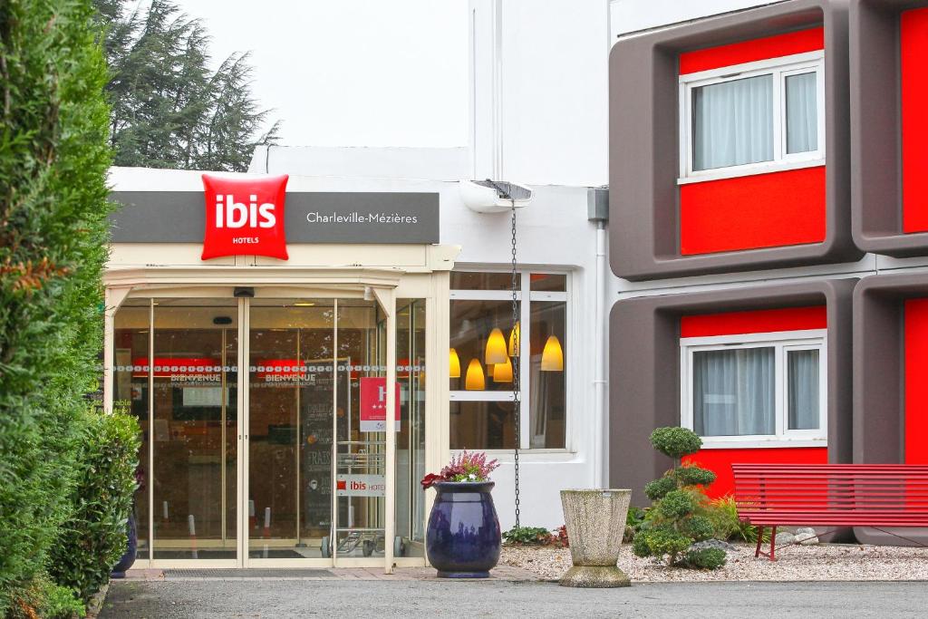 维莱塞默斯ibis Charleville Mézières的建筑物一侧有红色标志的商店