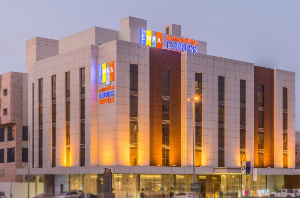 吉达Ewaa Express Hotel - Al Hamra的一座有灯的大建筑