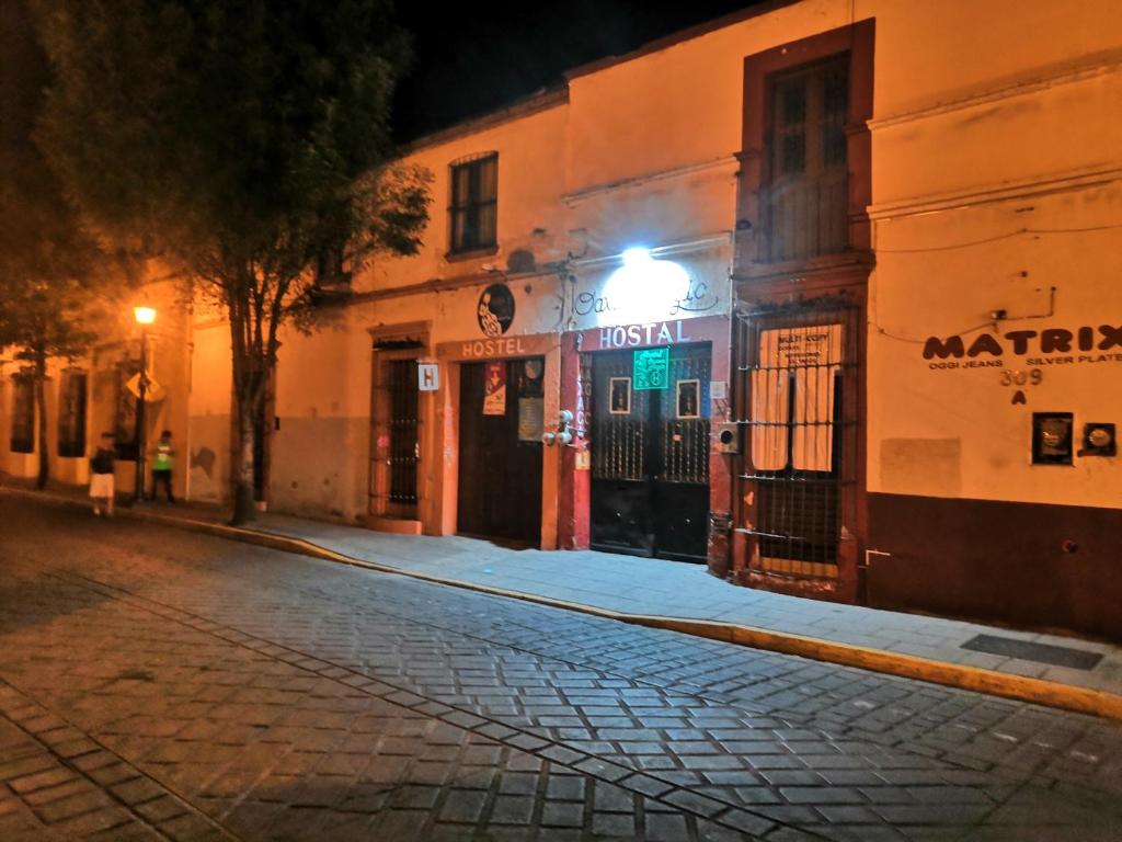 瓦哈卡市Hostal Oaxaca Magic的一条空的街道,晚上有楼