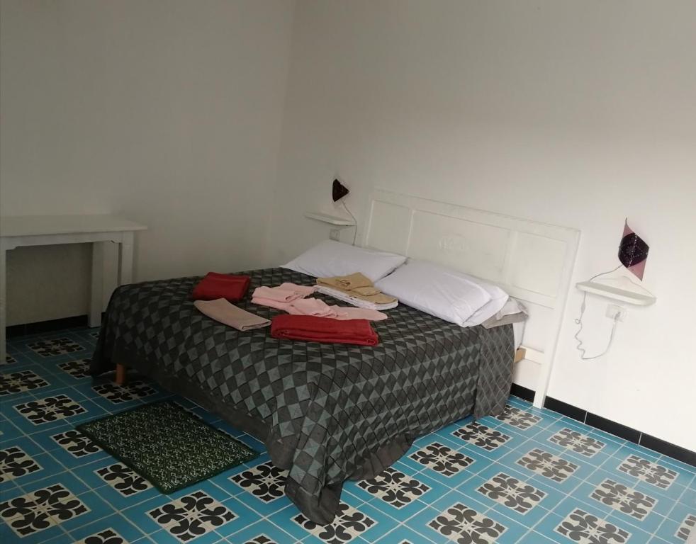 奥里斯塔诺Il giardino di Don Peppino的一间卧室配有一张床,铺有蓝色地板