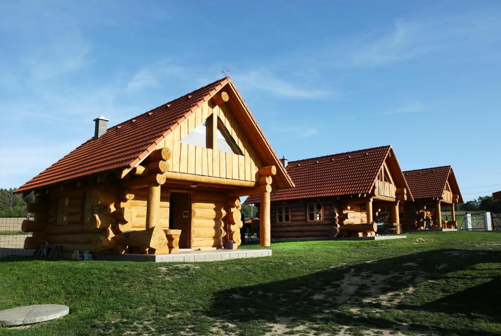 比尔森Na Samotě Ve Srubu的绿色田野上带屋顶的小木屋
