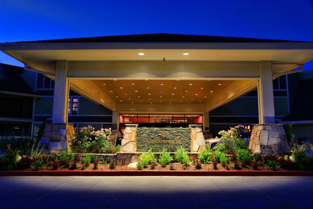 箭头湖Lake Arrowhead Resort & Spa的享有大楼前方的夜景