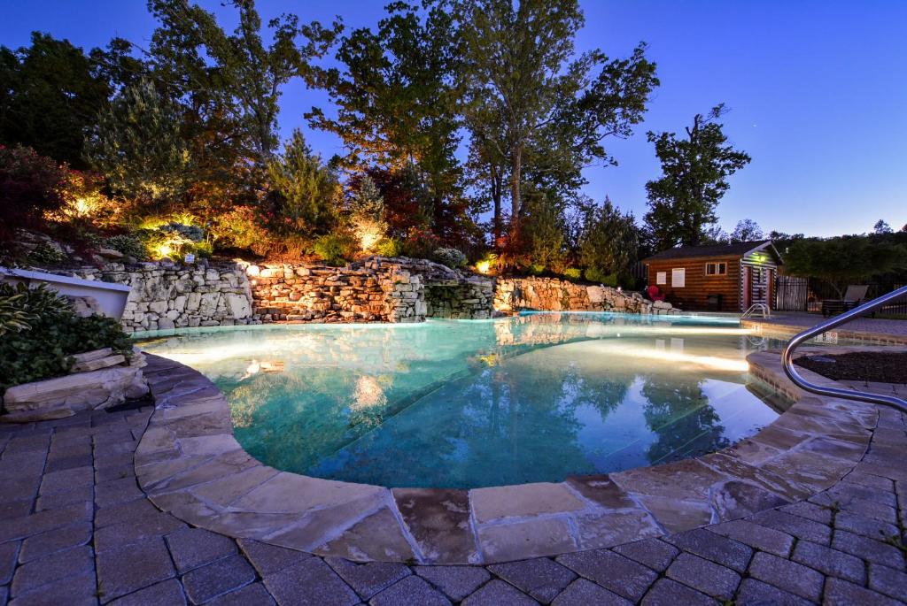 LampeChalets Resort Luxury Lakefront Villa Family Friendly 2 Pools Free Amenities的后院的游泳池